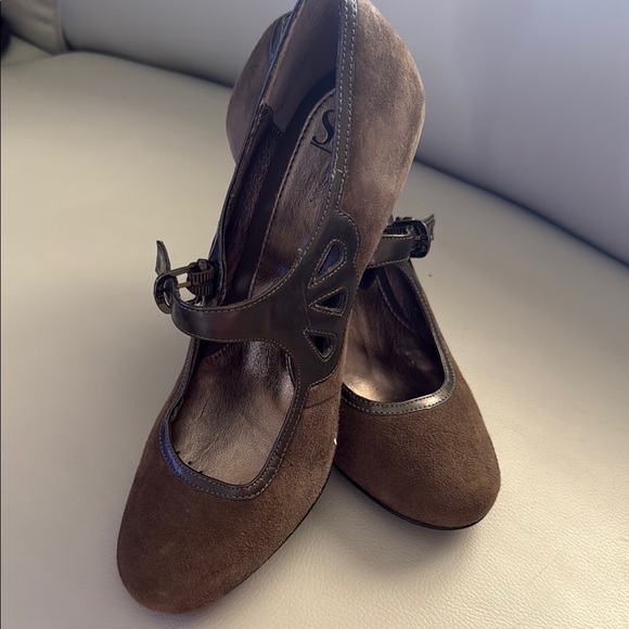 SOFFT Women's Sueded Upper Classic Strapped Heels Shoes In Coffee Brown - Picture 1 of 6